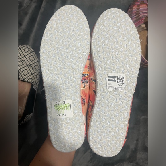 Brand new TOMS size 6 - Picture 2 of 2